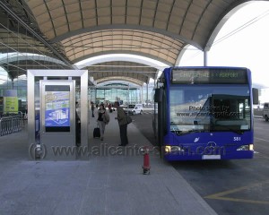 busstop-outside-departure-area-for-local-area-buses-alsa-and-subus Busstop for local buses to Benidorm Alicante Murcia and Denia outside the departure area of alicante airport