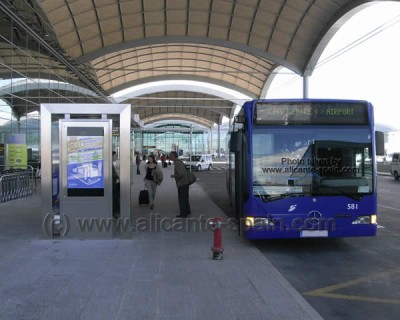 busstop-outside-departure-area-for-local-area-buses-alsa-and-subus Busstop for local buses to Benidorm Alicante Murcia and Denia outside the departure area of alicante airport